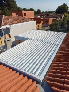 pose d'une pergola blanche sur une terrasse pour abris du vent et du soleil à Grenoble