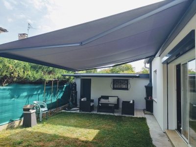 pose d'un store banne en aluminum