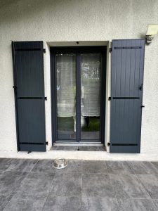 pose de volets battants en bois lors d'une rénovation à Saint-Égrève